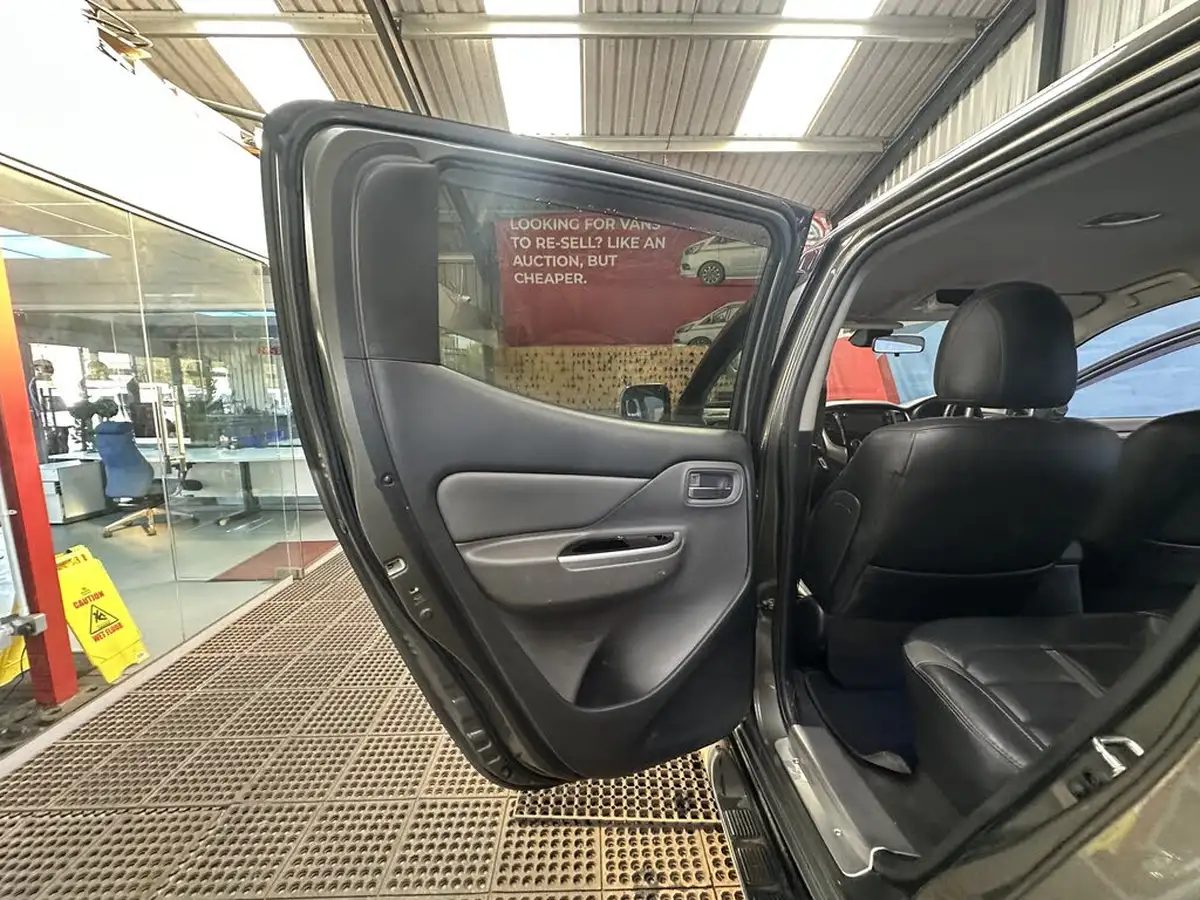 2016-mitsubishi-l200-24di-d-barbarian-auto-big-11