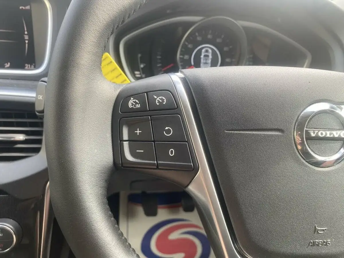 2019-volvo-v40-20-t2-momentum-edition-big-45
