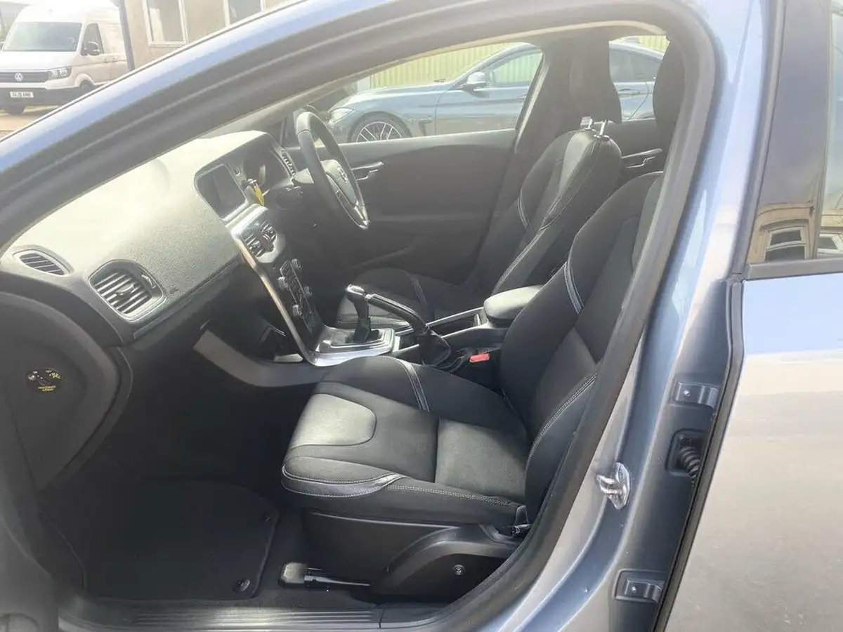 2019-volvo-v40-20-t2-momentum-edition-big-21