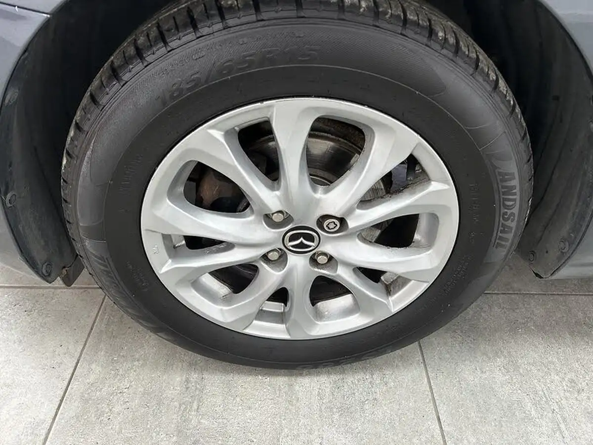 2015-mazda-mazda2-15-se-l-90ps-big-15