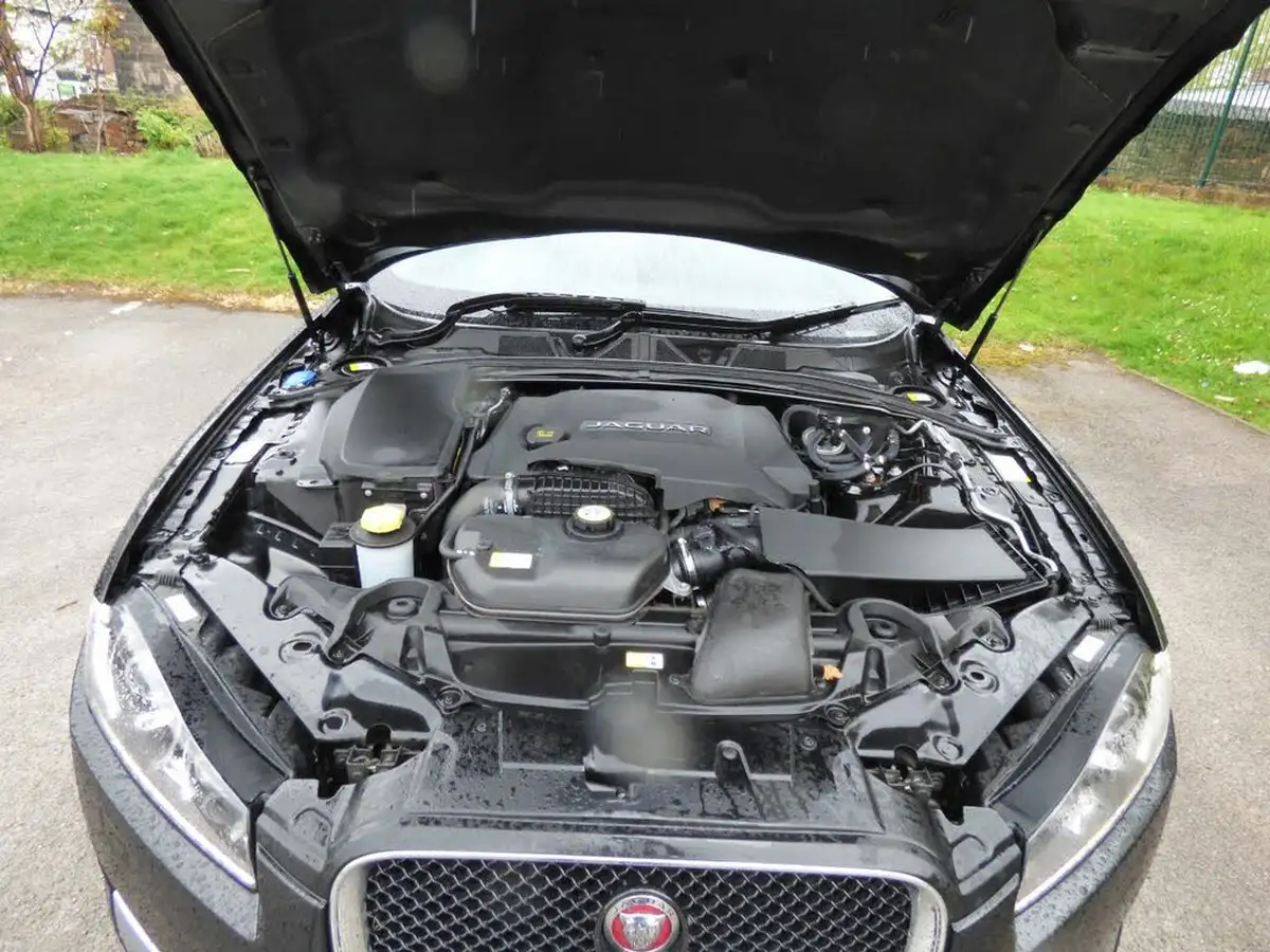 2014-jaguar-xf-30td-r-sport-saloon-4d-big-27