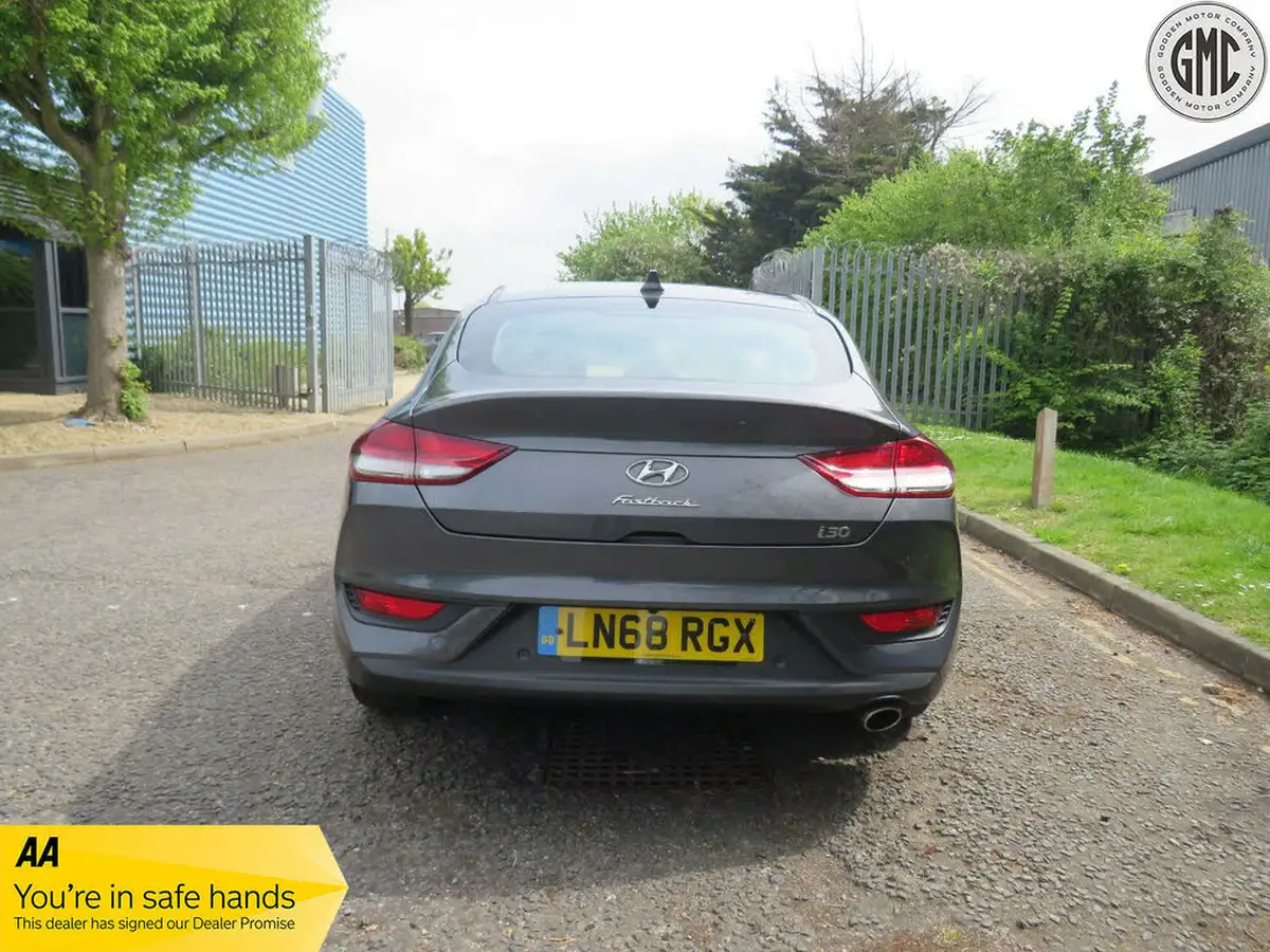 2018-hyundai-i30-14-t-gdi-se-nav-isg-fastback-dct-big-7