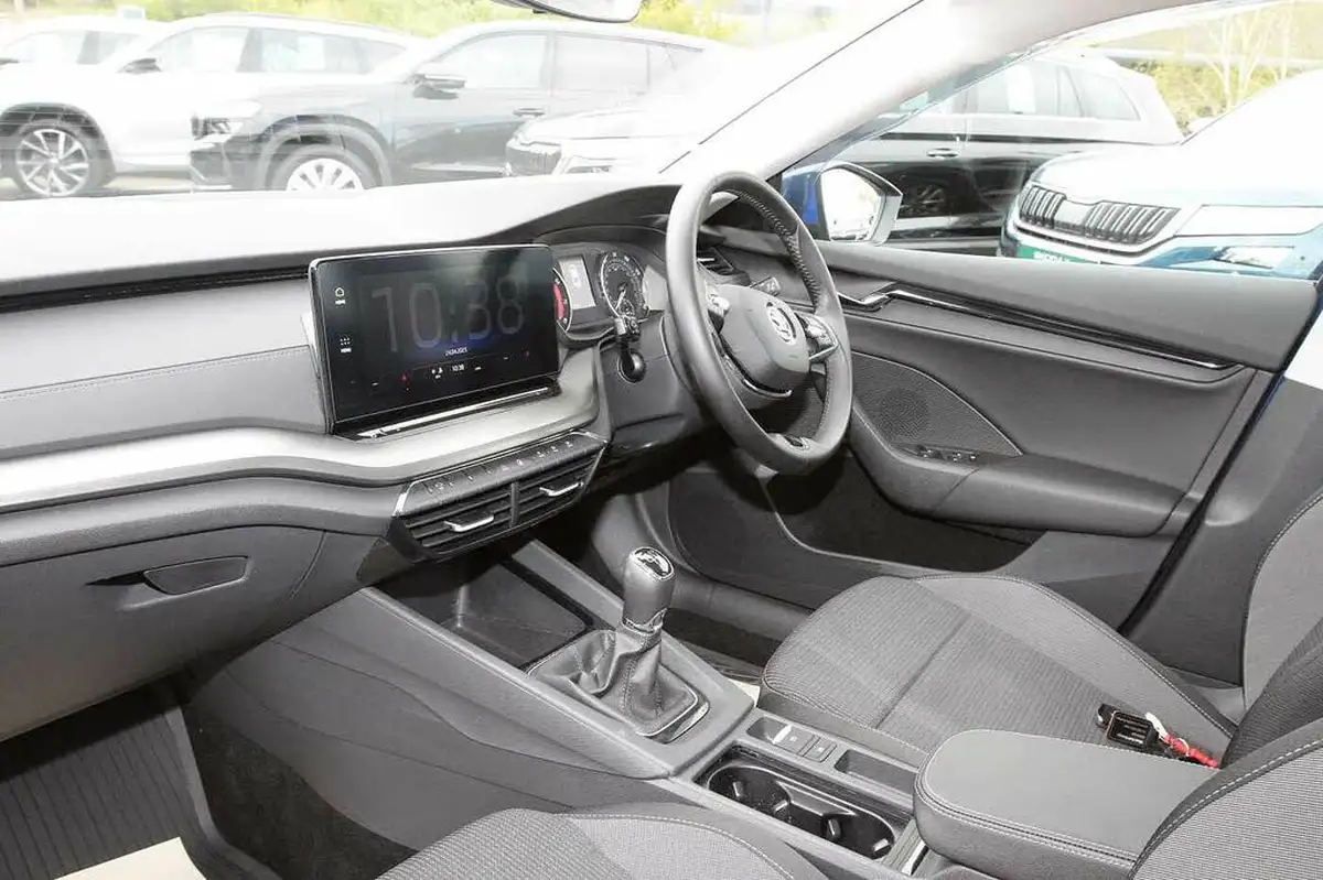 2022-skoda-octavia-10-tsi-se-109ps-hatchback-big-1