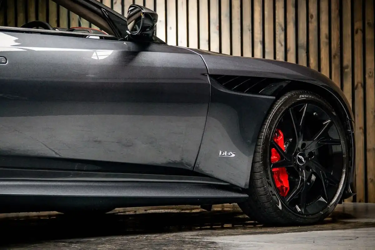 2019-aston-martin-dbs-52-v12-superleggera-big-13