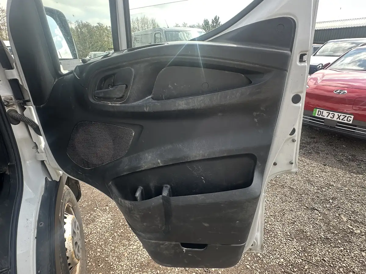 2015-iveco-daily-s-class-23td-35s13v-3000-h1-panel-big-17