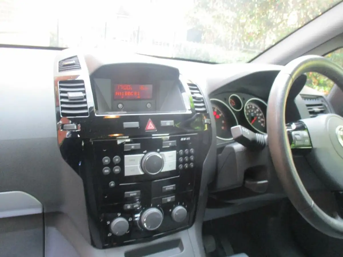 2013-vauxhall-zafira-16-exclusiv-big-31