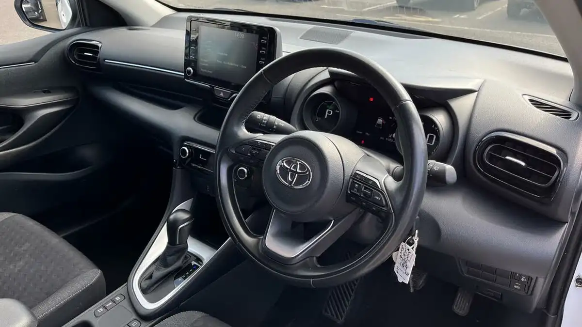 2021-toyota-yaris-15-vvt-i-design-big-20