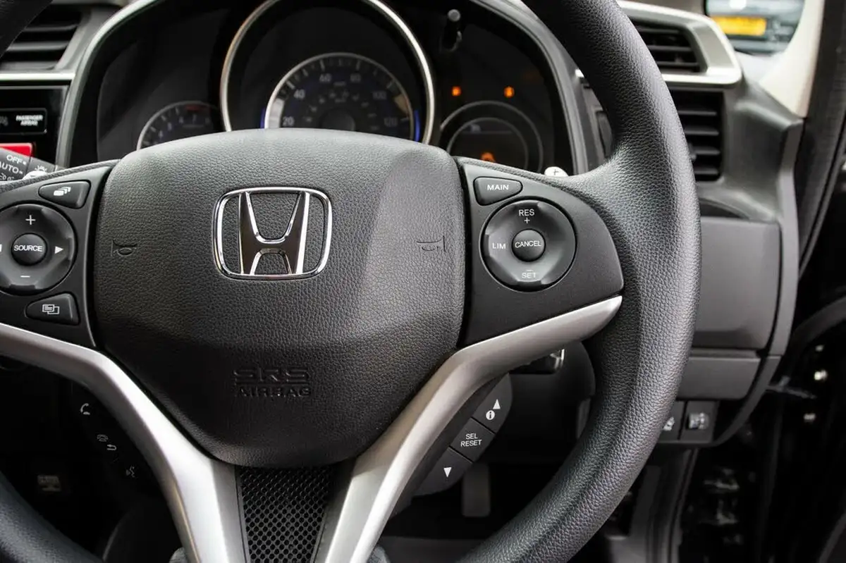 2015-honda-jazz-13-i-vtec-se-cvt-big-19