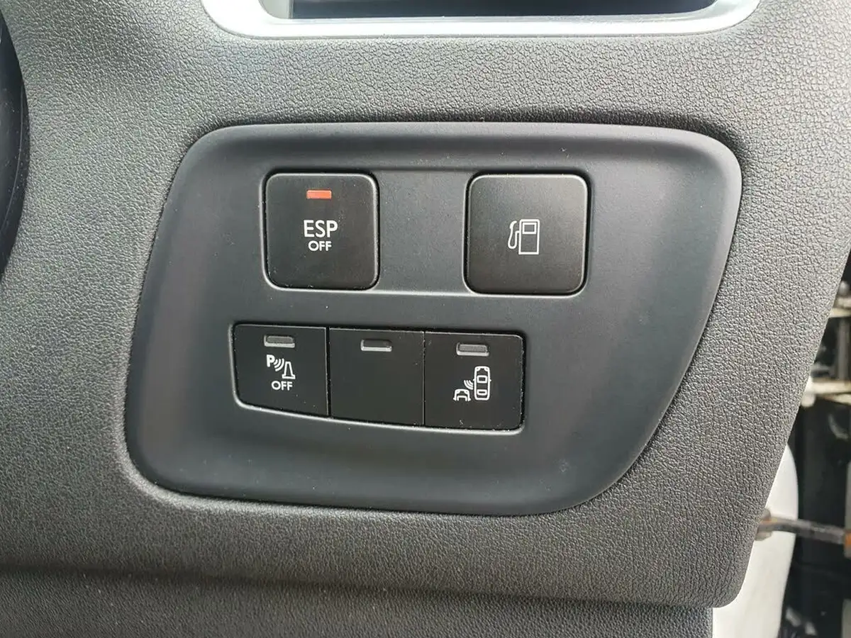 2013-citroen-ds4-20hdi-dsport-big-41