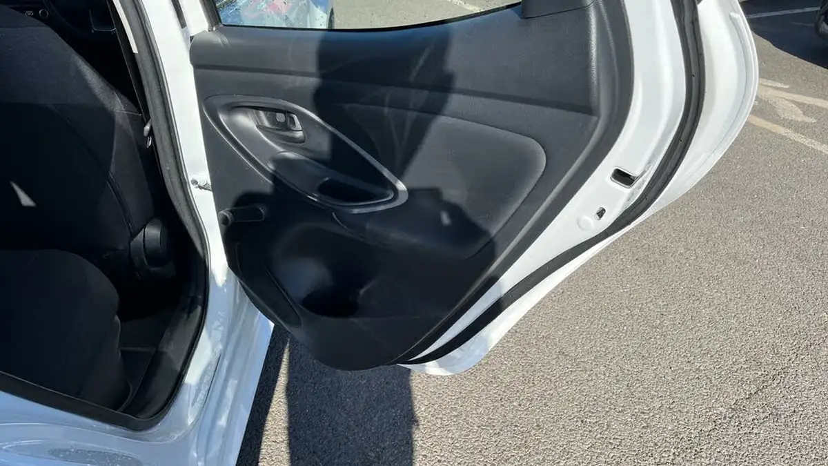 2022-toyota-yaris-15-vvt-i-icon-big-25