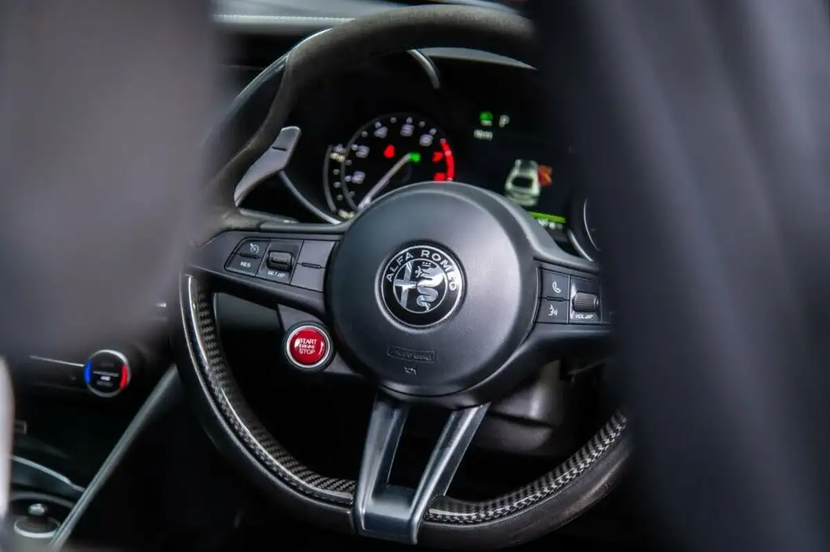 2017-alfa-romeo-giulia-29-biturbo-quadrifoglio-big-47