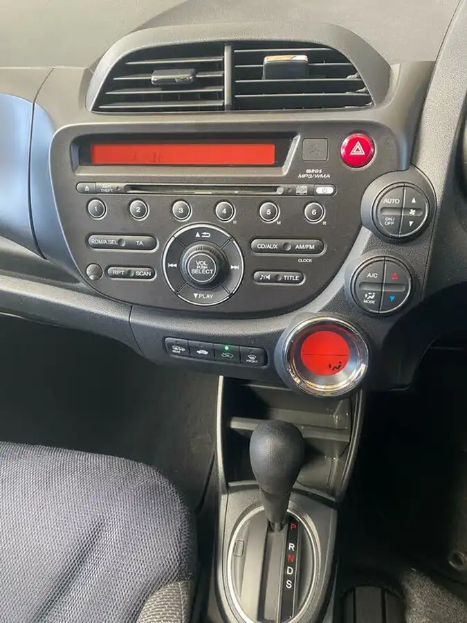 2012-honda-jazz-14-es-cvt-big-20