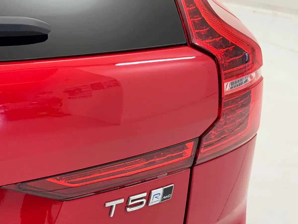 2019-volvo-xc60-20-t5-r-design-awd-big-31