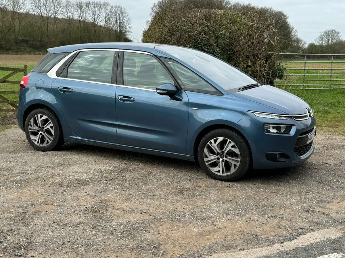 2016-citroen-c4-picasso-16bluehdi-exclusive-big-2