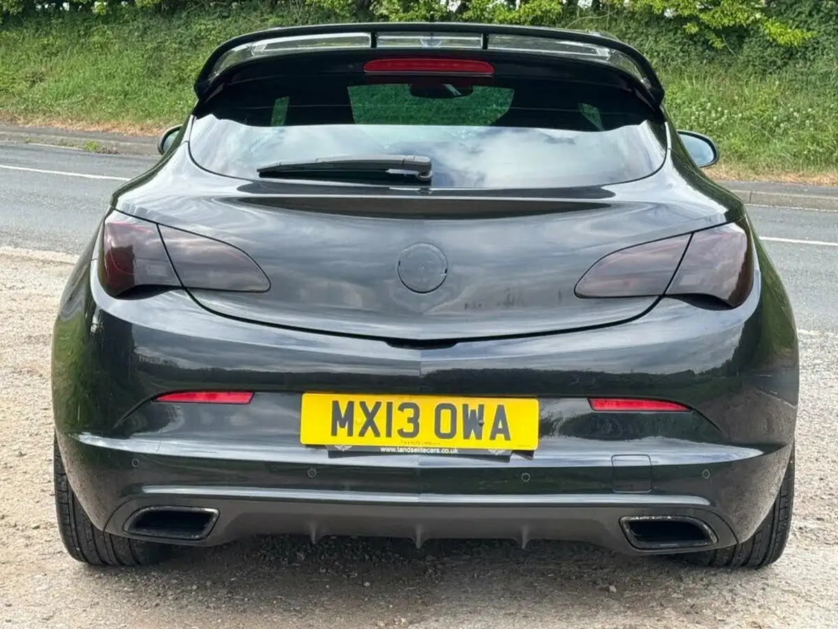 2013-vauxhall-astra-20-vxr-big-11