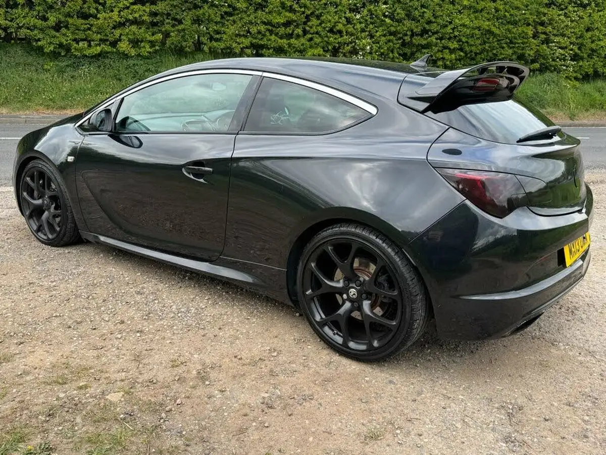 2013-vauxhall-astra-20-vxr-big-15