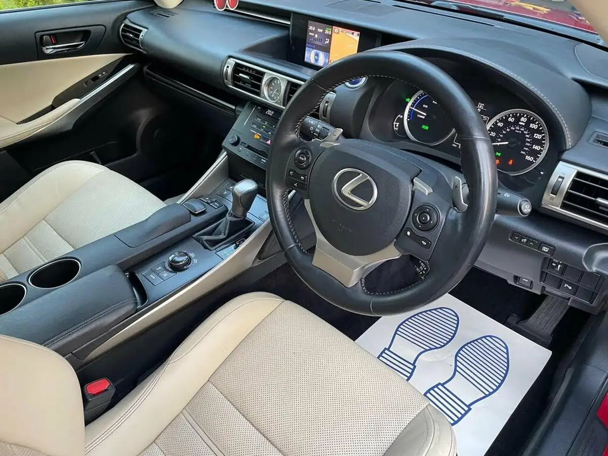 2014-lexus-is-300h-25-luxury-big-15