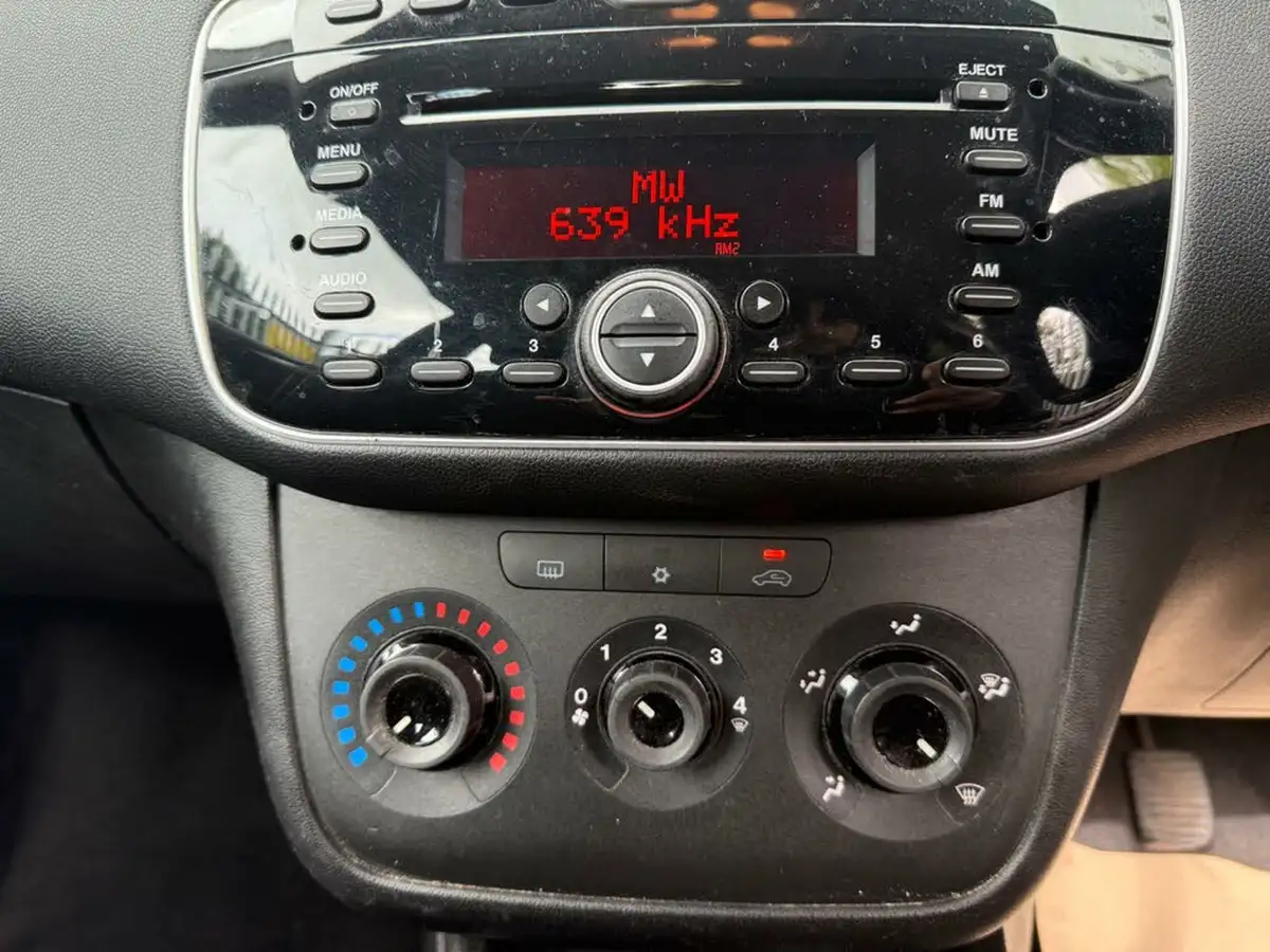 2014-fiat-punto-12-easy-3d-big-16