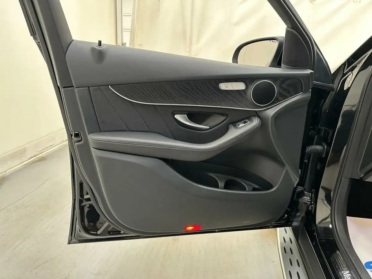 2020-mercedes-benz-glc-class-20d-glc300d-amg-line-premium-station-wagon-5d-big-29