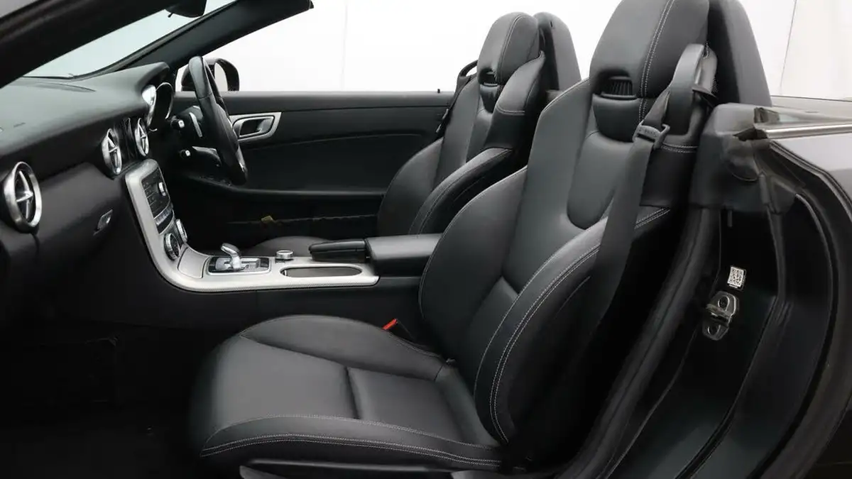 2019-mercedes-benz-slc-16-slc180-amg-line-9g-tronic-big-14