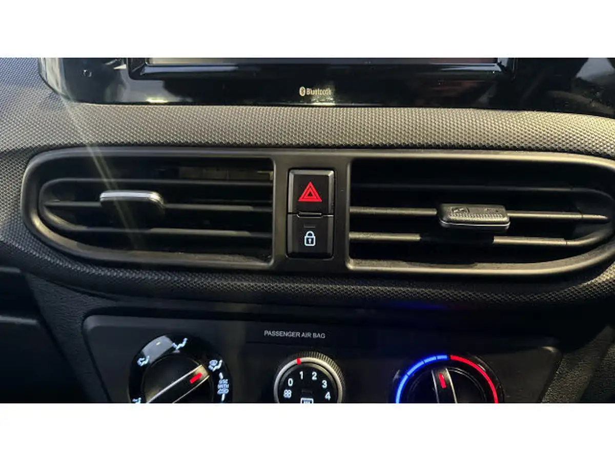 2022-hyundai-i10-12-se-connect-big-24