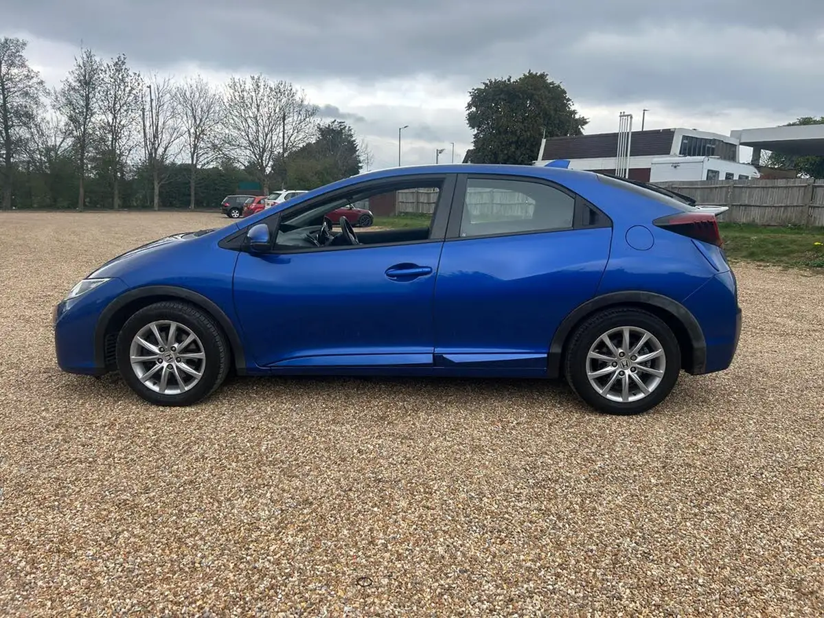 2015-honda-civic-16-i-dtec-se-plus-honda-connect-hatchback-big-2