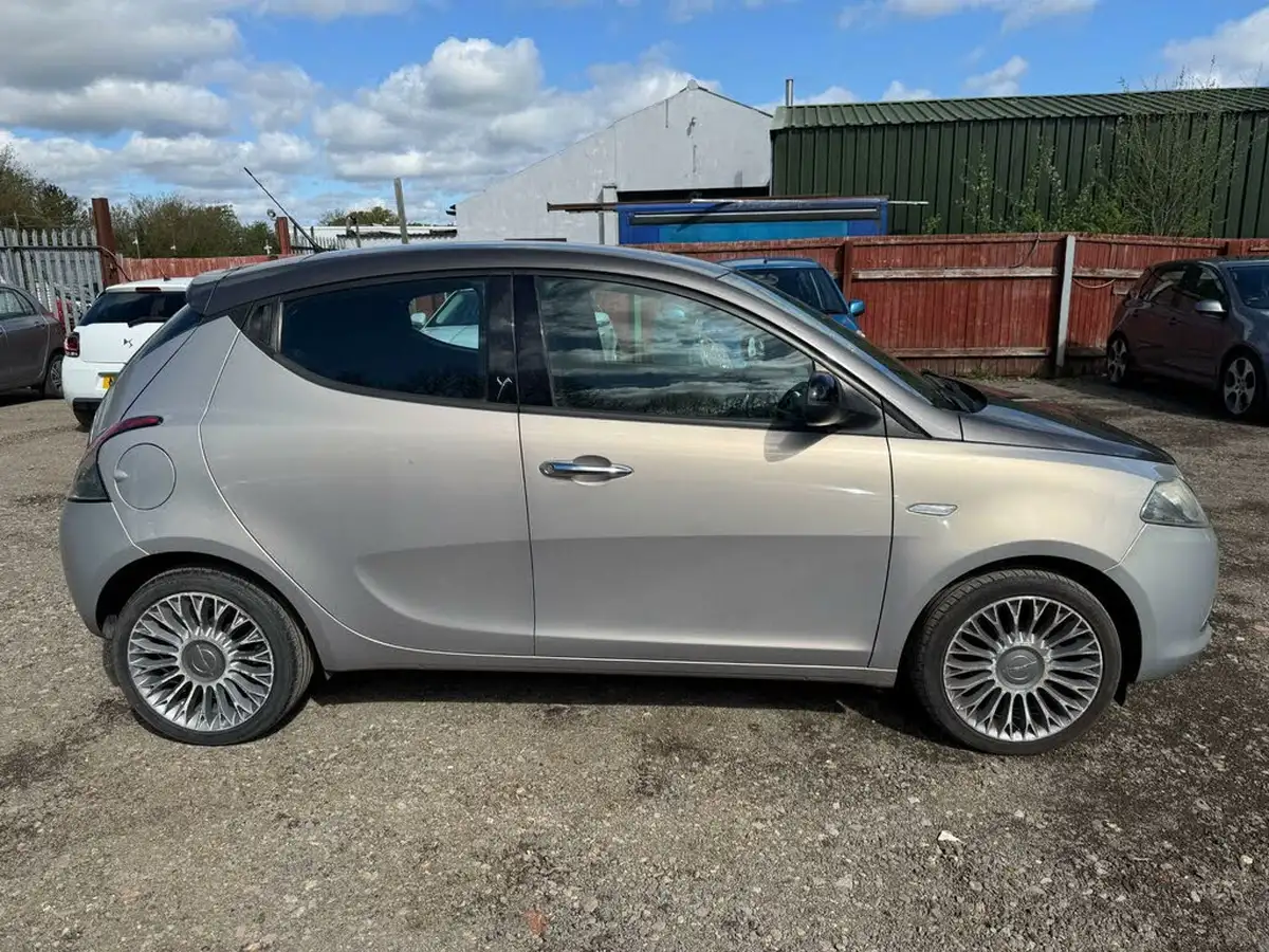 2012-chrysler-ypsilon-12-limited-big-6
