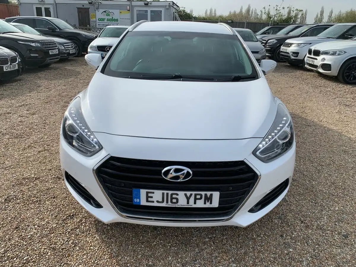 2016-hyundai-i40-17crdi-se-nav-141ps-estate-5d-big-1