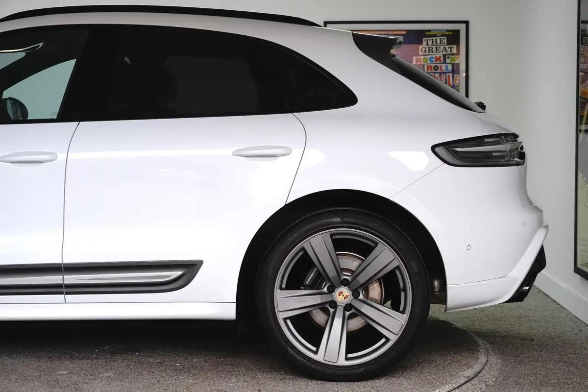 2022-porsche-macan-20-big-10