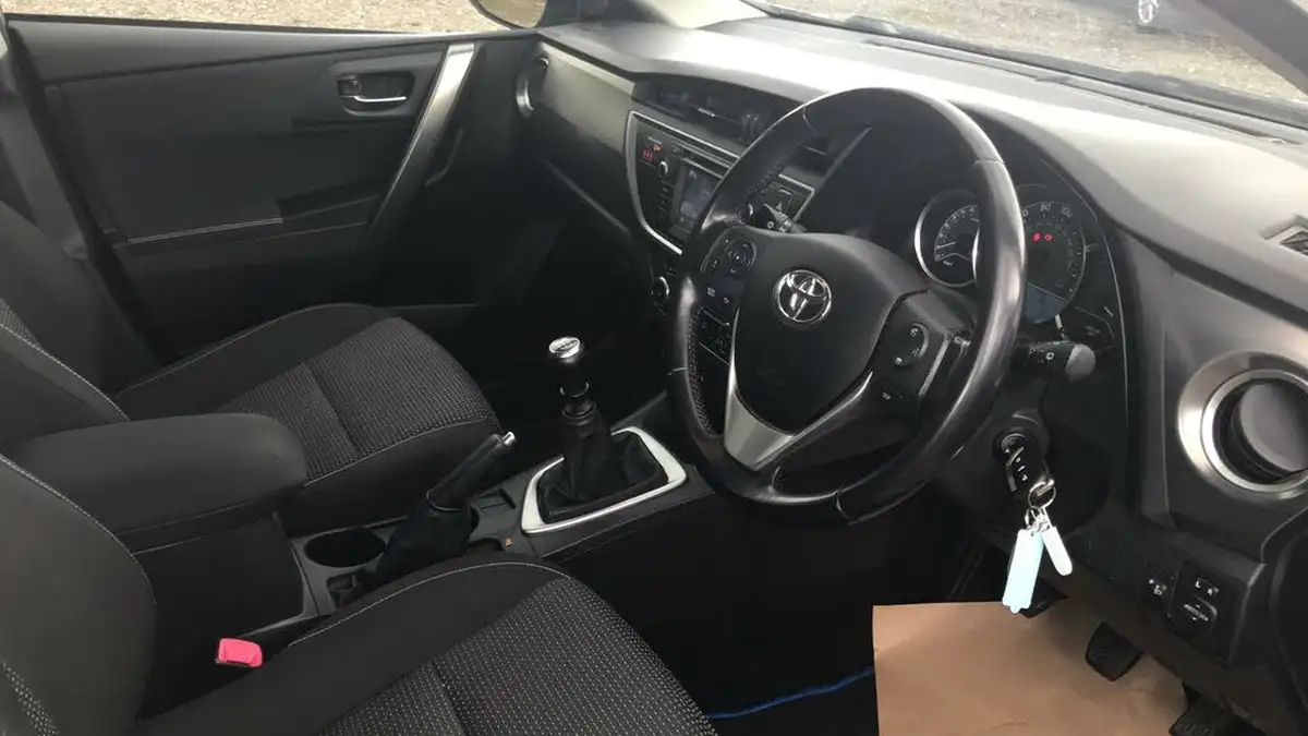 2015-toyota-auris-133-vvt-i-icon-ss-hatchback-big-10