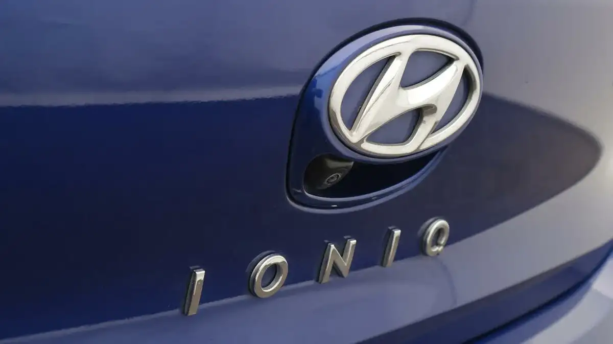 2022-hyundai-ioniq-e-premium-electric-big-21