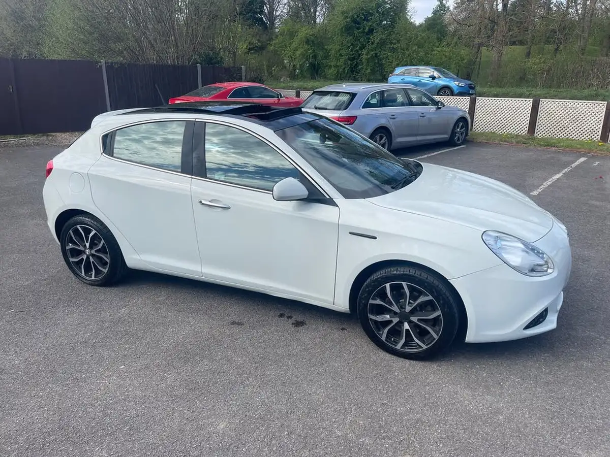 2012-alfa-romeo-giulietta-20td-lusso-170-bhp-tct-big-47