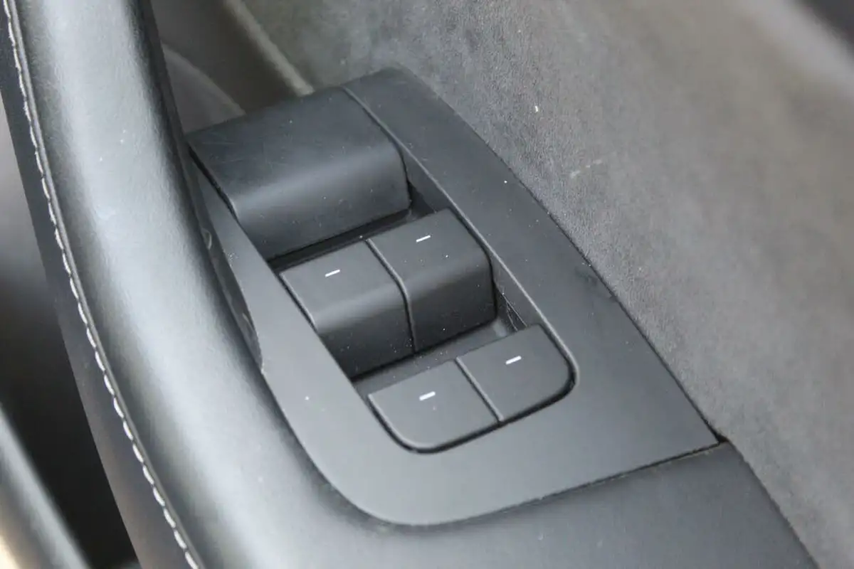 2020-tesla-model-3-e-long-range-big-19