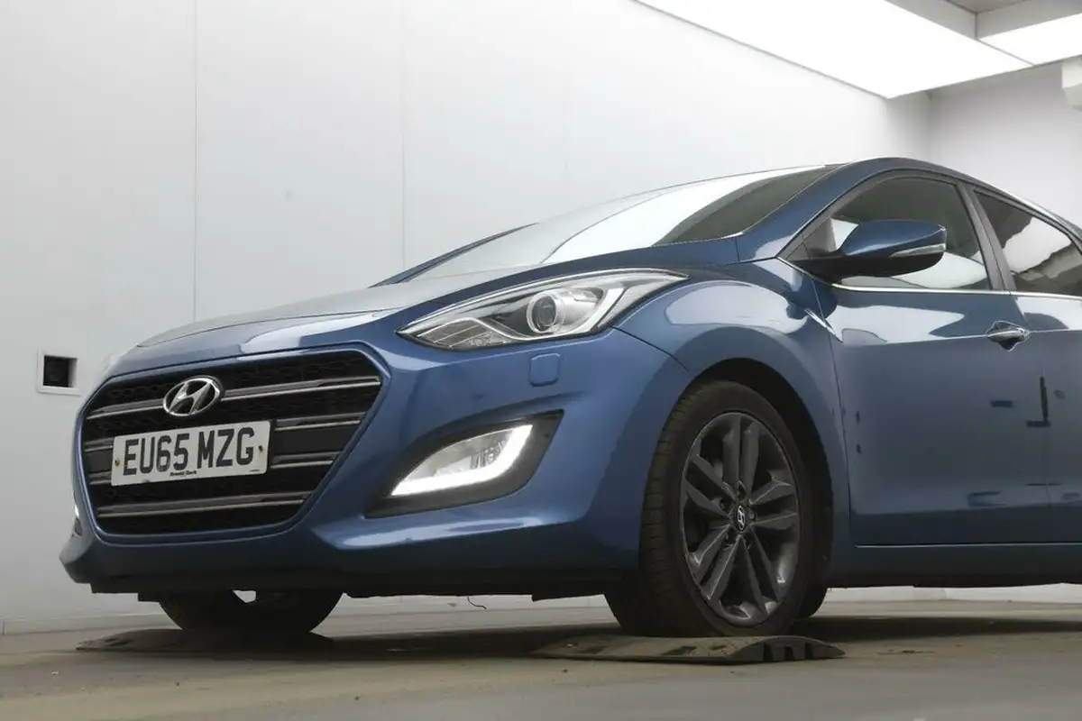 2015-hyundai-i30-16crdi-premium-136ps-blue-drive-hatchback-big-4