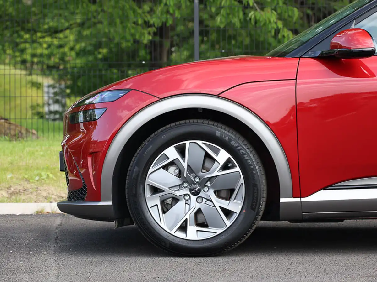 2025-genesis-gv70-25-t-luxury-line-big-3