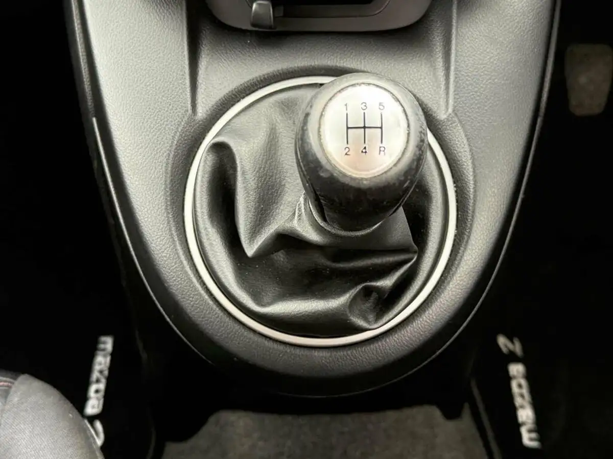 2011-mazda-mazda2-13-tamura-5d-big-14