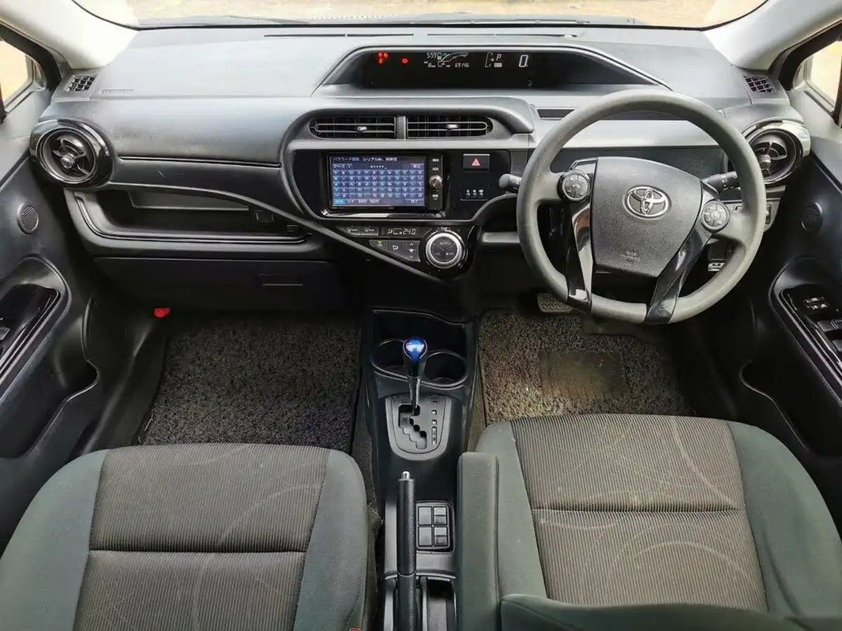 2016-toyota-aqua-15-hybrid-vvt-i-cvt-big-35