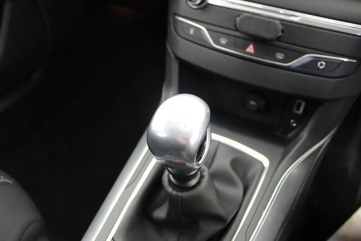 2015-peugeot-308-sw-20-bluehdi-allure-big-32