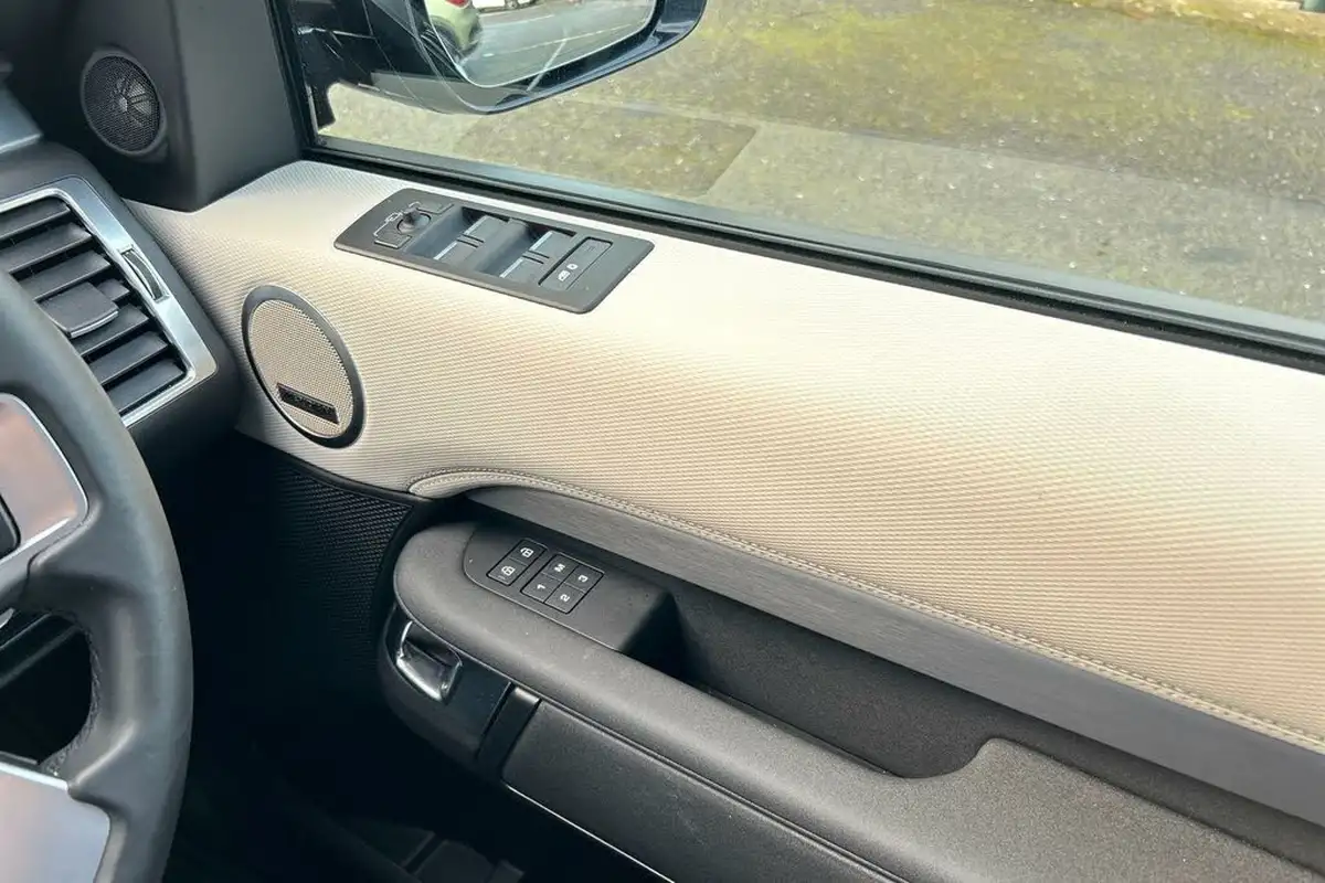 2024-land-rover-discovery-30-d300-dynamic-hse-big-49