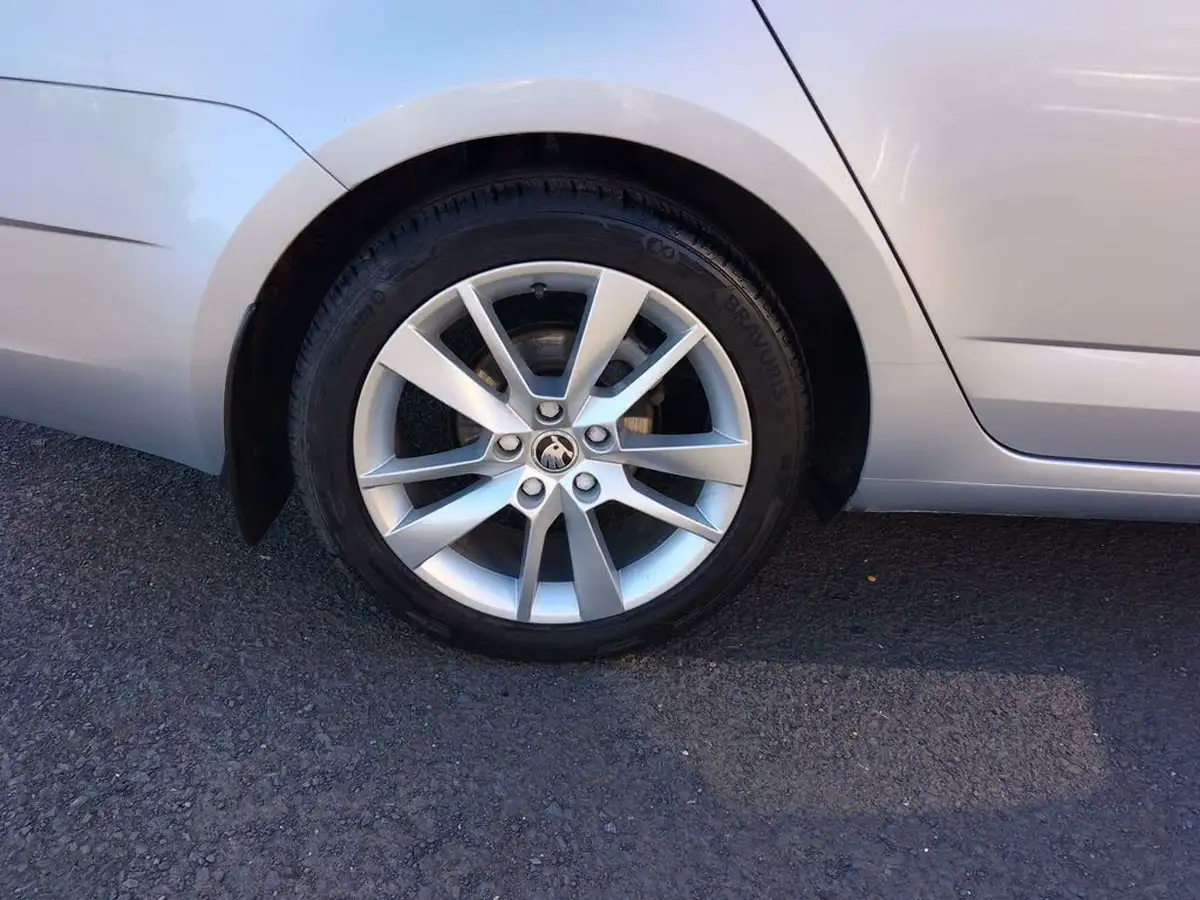 2019-skoda-octavia-20tdi-se-l-estate-dsg-big-13