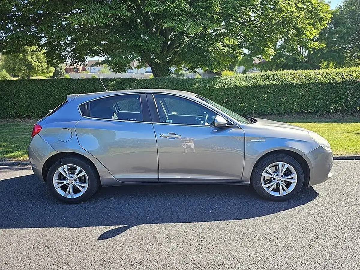 2011-alfa-romeo-giulietta-14-lusso-tb-multiair-170bhp-big-1