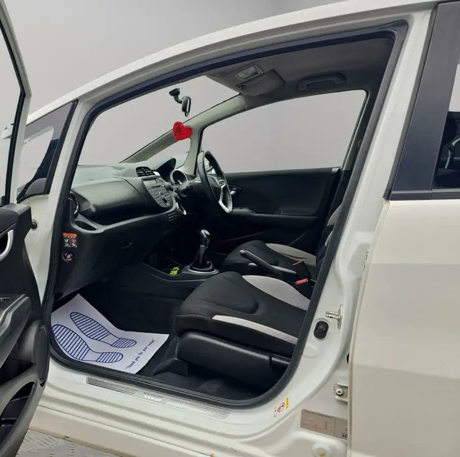2013-honda-jazz-14-si-big-25
