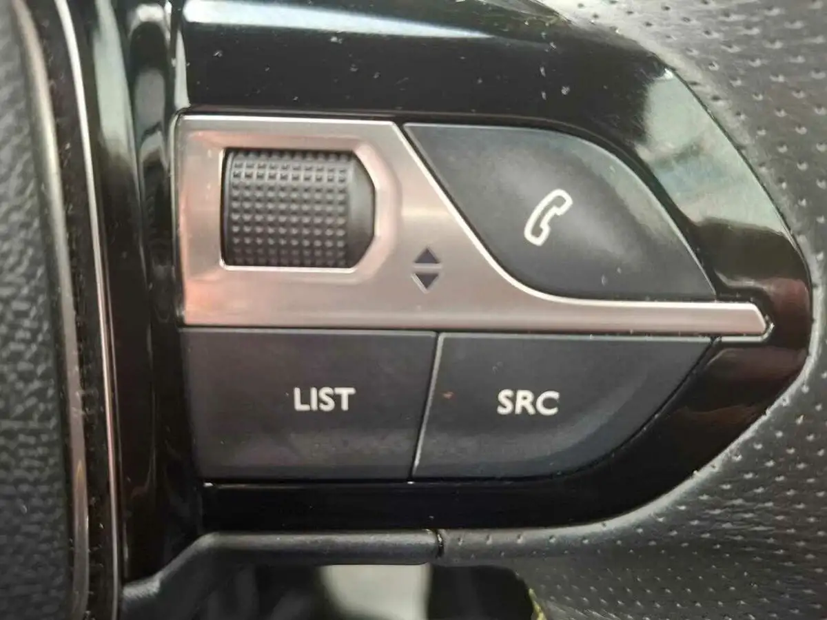 2022-peugeot-2008-suv-12-puretech-gt-big-34
