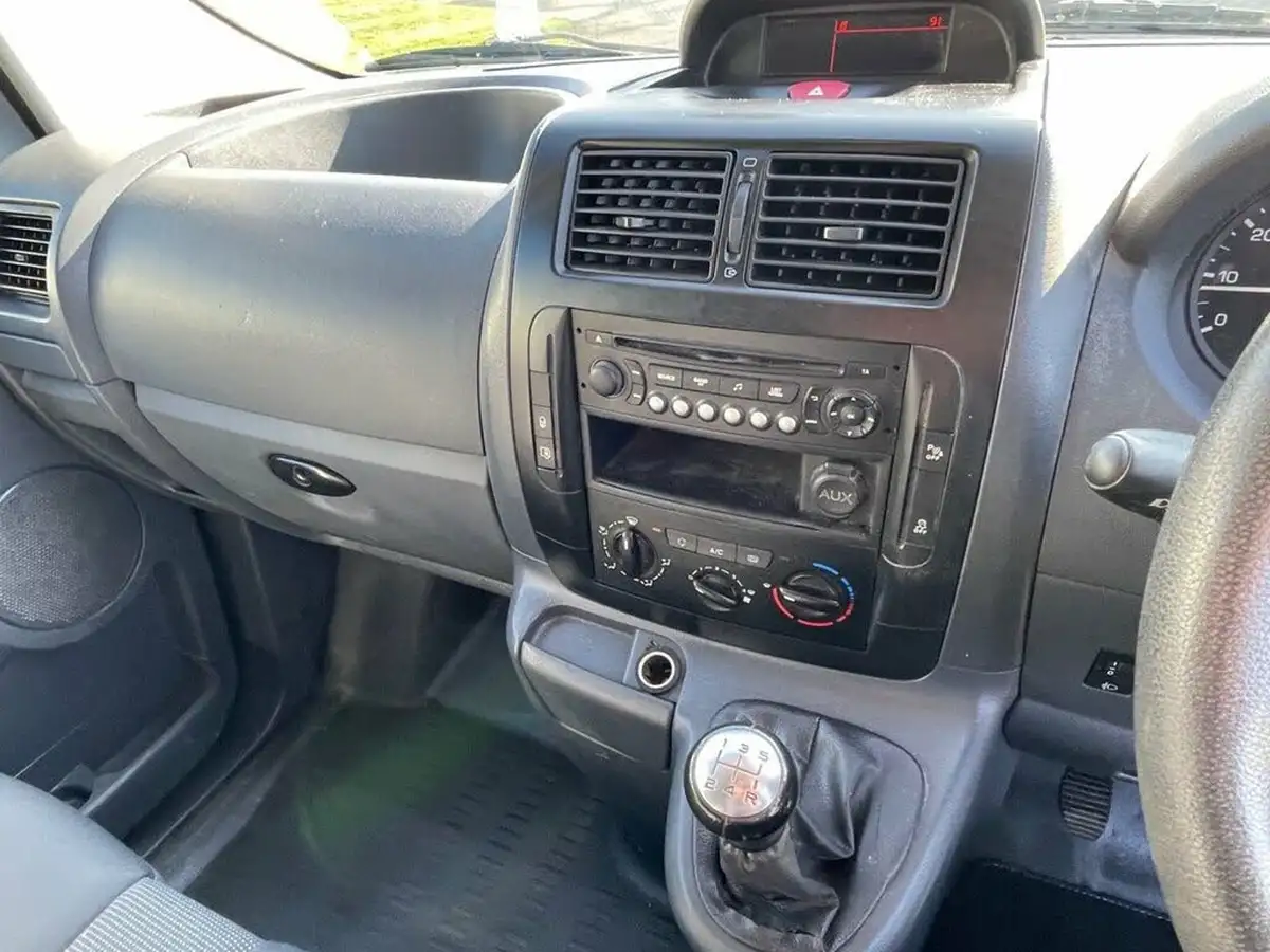 2014-citroen-dispatch-16td-enterprise-panel-big-26