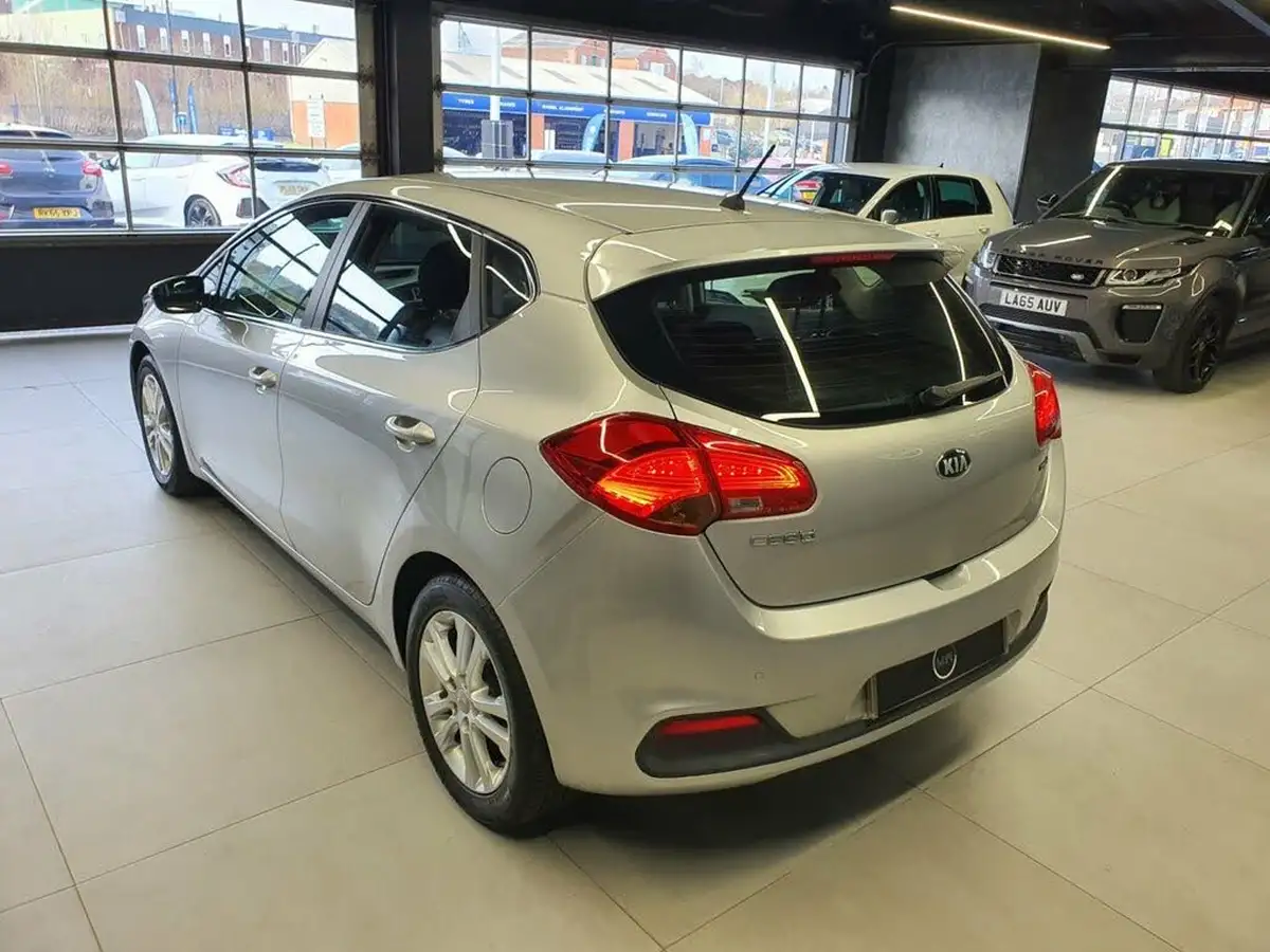 2014-kia-ceed-16crdi-2-hatchback-auto-big-3