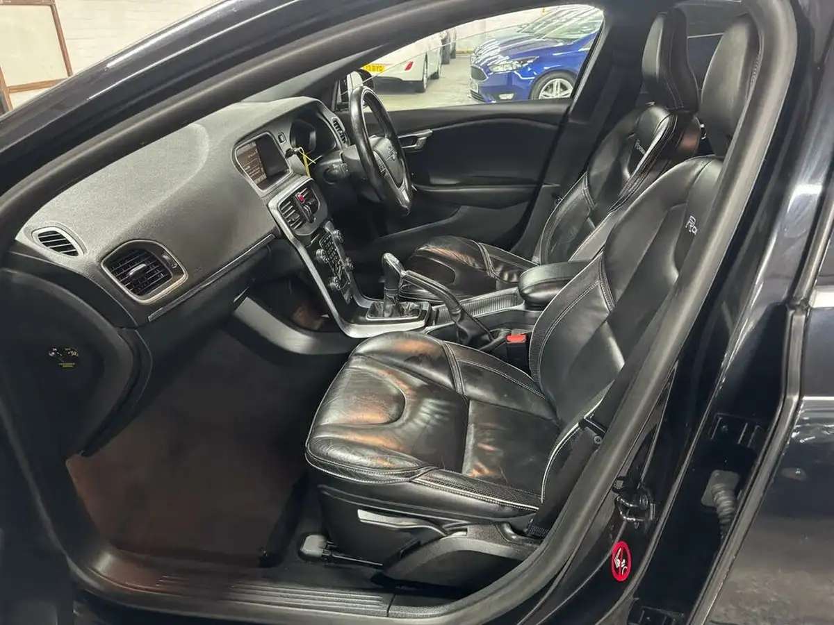 2014-volvo-v40-20td-d3-r-design-lux-nav-big-44