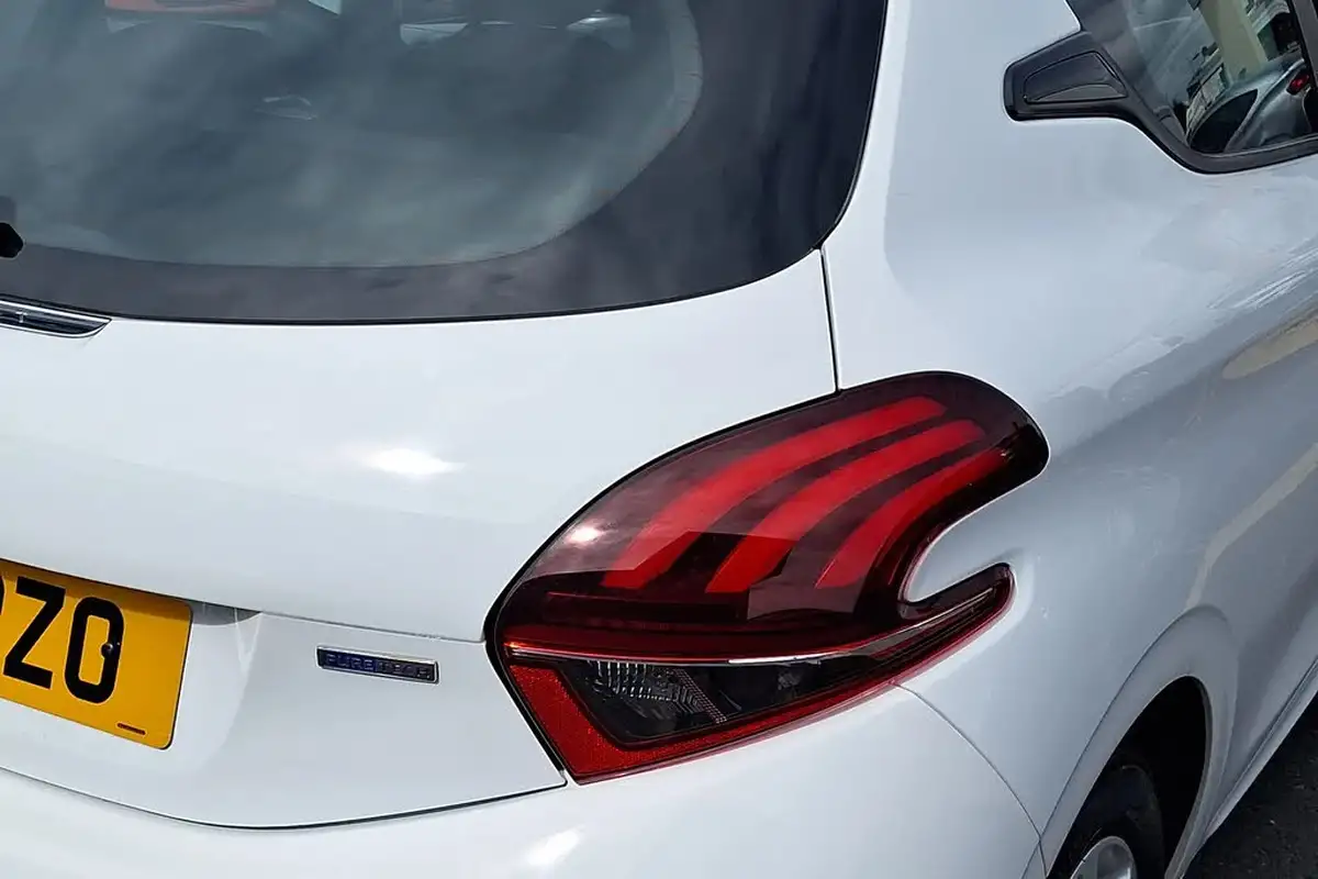 2016-peugeot-208-12-puretech-active-82bhp-3d-big-17