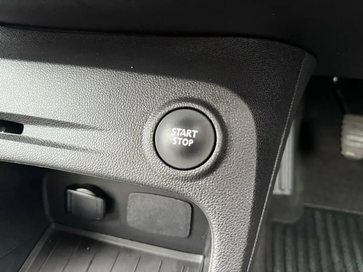 2018-renault-captur-09-tce-iconic-big-18