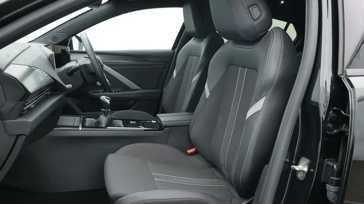 2023-vauxhall-astra-12-turbo-gs-hatchback-big-14