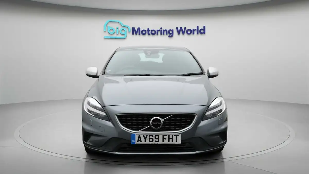 2019-volvo-v40-20-t3-r-design-edition-big-2